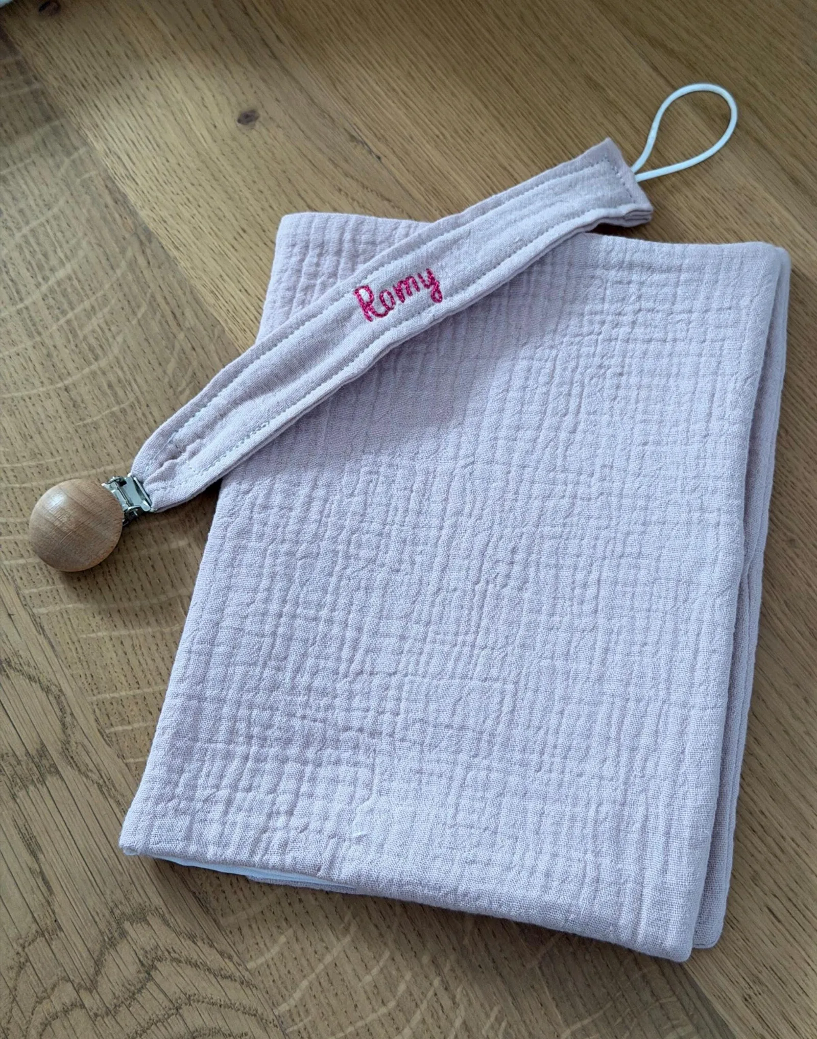 Attache-tétine personnalisée avec prénom brodé | Attache sucette bébé en tissu | Cadeau naissance personnalisé